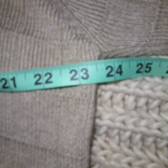 An Izod mens chunky sweater. It has a PTP 23.5", 25" from neck to hem in front. - Picture 5 of 9